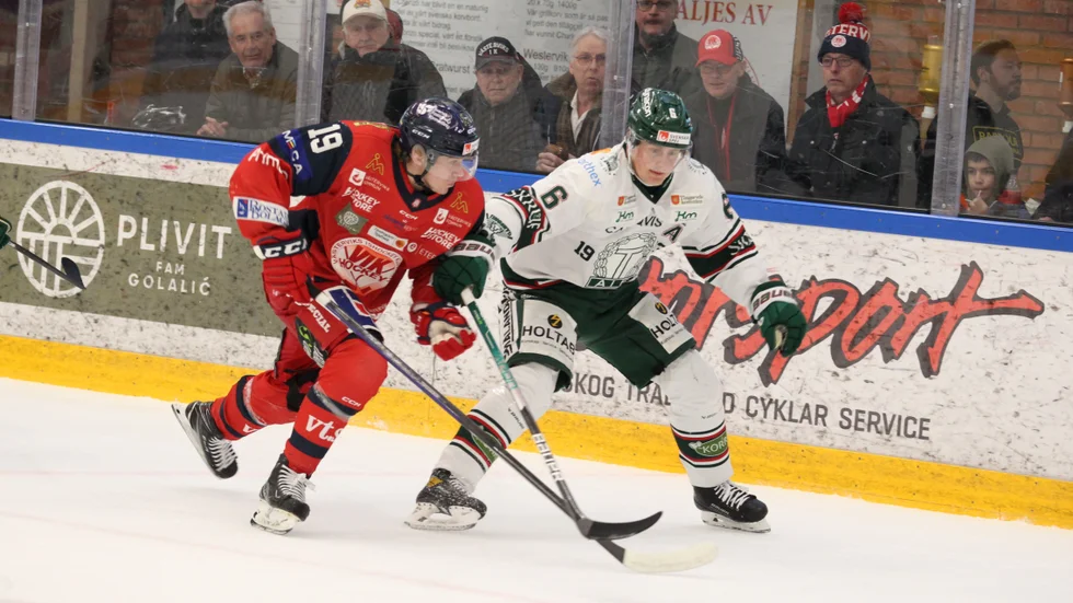Isak Salqvist i kamp med en Tingsrydspelare.