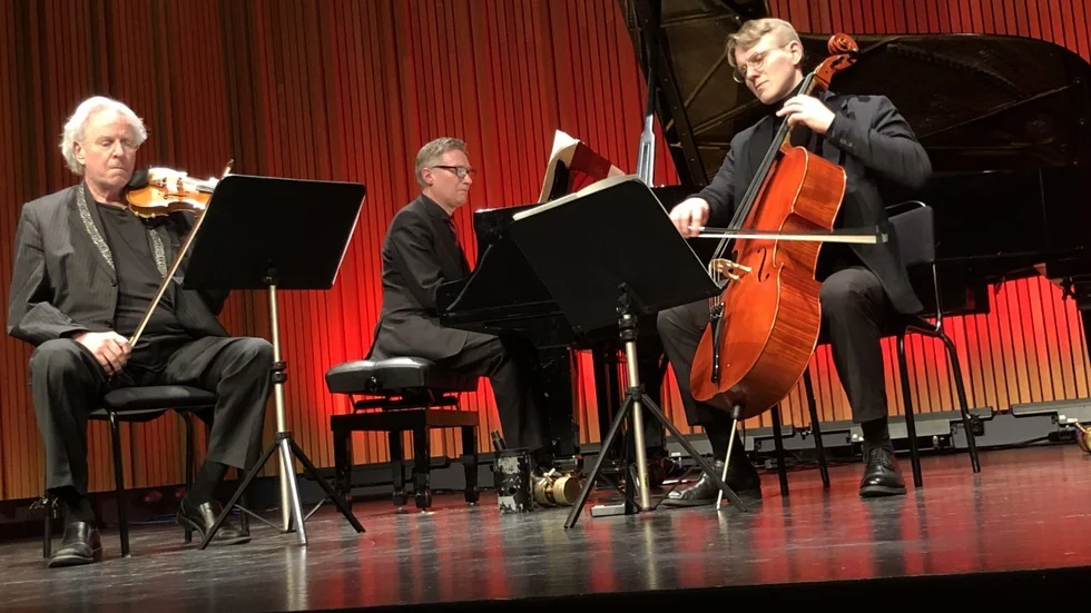 Nils-Erik Sparf, Mårten Landström och Nikolay Shugaev spelar Johan Ulléns Dödssynderna.