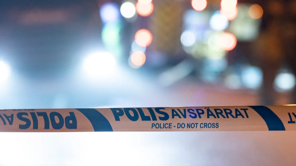En garagelänga totalförstördes under en brand som startade vid 04-tiden på söndagen i Falköping. Arkivbild.