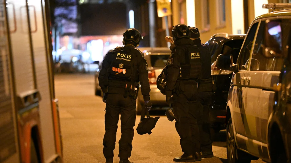 Polis, bombtekniker och räddningstjänsten vid avspärrningarna i Malmö.
