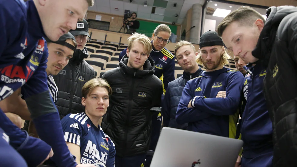 Sabina Wedberg med stora delar av laget framför sig. I helgen väntar SSL-kval för Visby IBK.