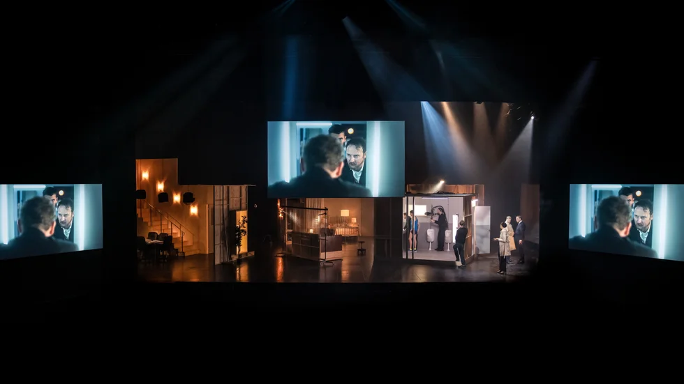 Blandningen av teater och film i "Julius Caesar" gynnar inte åskådaren, skriver Irma Ridbäck