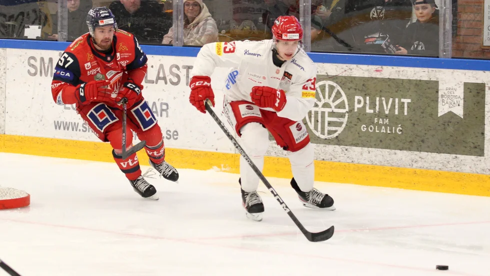 Almtunabacken Hugo Blixt åker ifrån sin bevakning i matchen mot Västervik, där Uppsalalaget tog en poäng efter ett senrt kvitteringsmål.