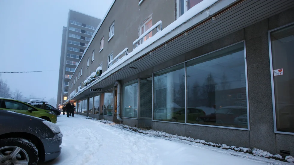 "När butiker, restauranger och kaféer stänger och skyltfönster blir mörka och tomma. Då slocknar ytterligare en del av livslusten lokalt."