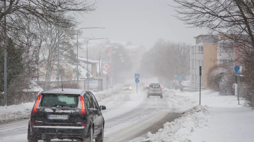 Enligt SMHI lär snön som fallit över Gotland ligga kvar ett tag till.