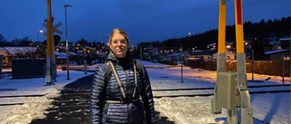 Gatlampor lyser fortfarande inte – trots att de är alldeles nya • "Det är kolsvart och har varit riktigt halt"