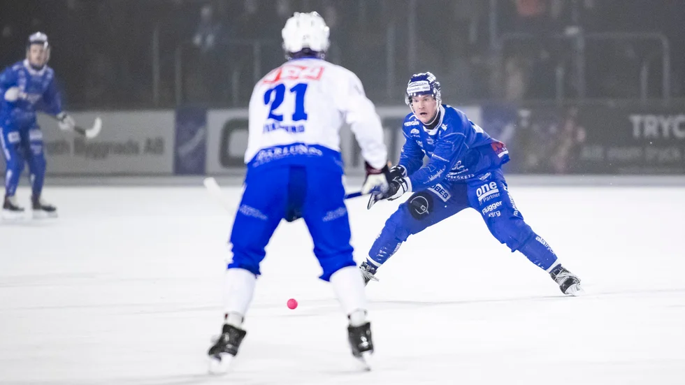 Anders Persson, berättar att han hade en bra julledighet och att han fick lite böcker av sin pappa bland annat. Tanken är att han ska ta sig igenom de tidiga Beck-böckerna. Annars är han ett fan av fantasyböcker. På frågan om vem han skulle ta med sig till ett comic-con så svarar han Fredrik Lönn som just nu håller på och läser JRR Tolkiens Silmarilion. 