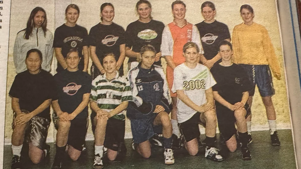 Här är Rumskullas damlag i fotboll, som förberedde sig för seniorspel.