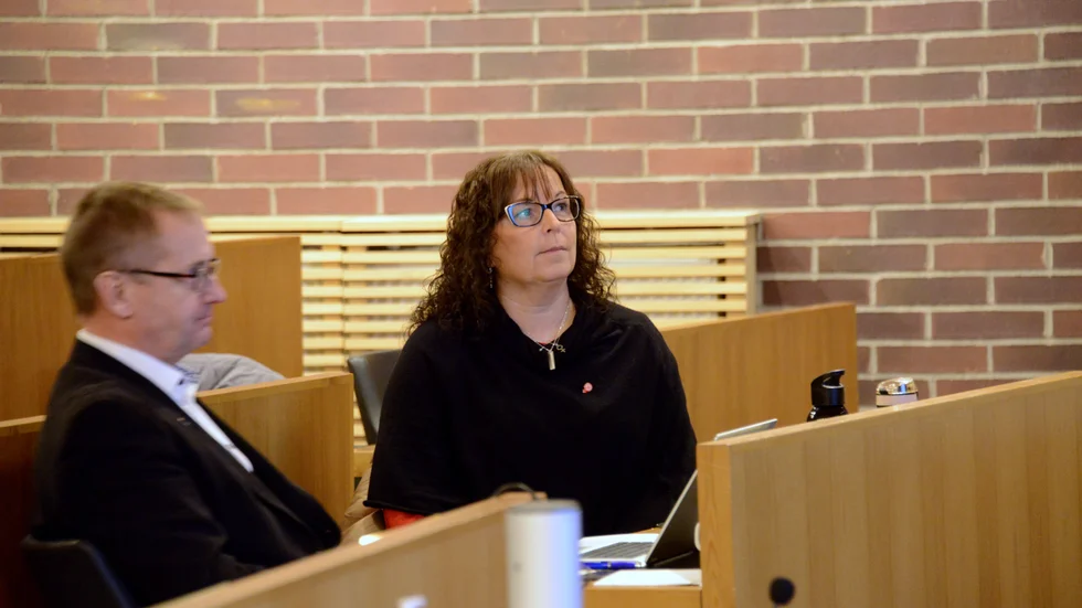 Anna Lundberg, gruppledare för Socialdemokraterna i Älvsbyn, följer noga utvecklingen i Moderaterna.