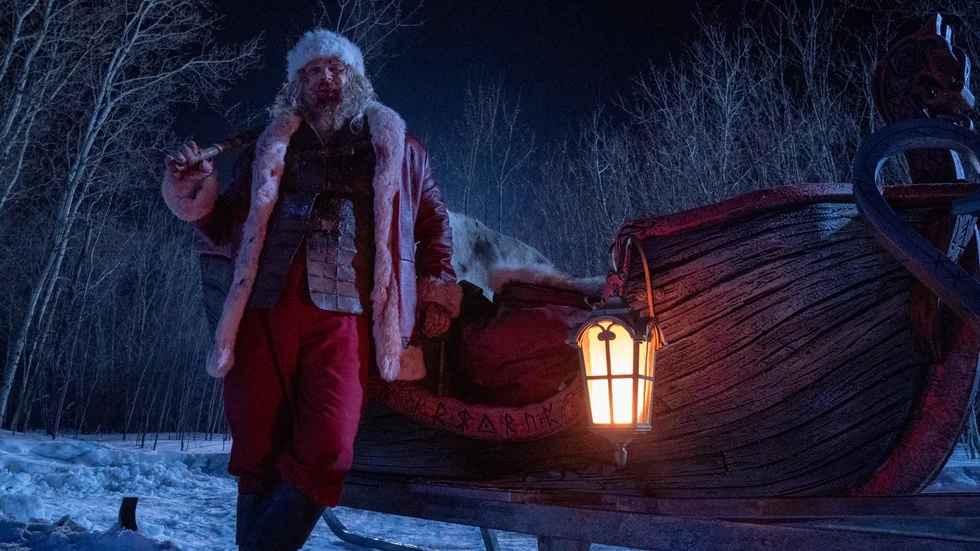 Tomten (David Harbour) dyker upp som ett slags mörk superhjälte och slår ihjäl alla skurkar i våldskomedin "Violent night".