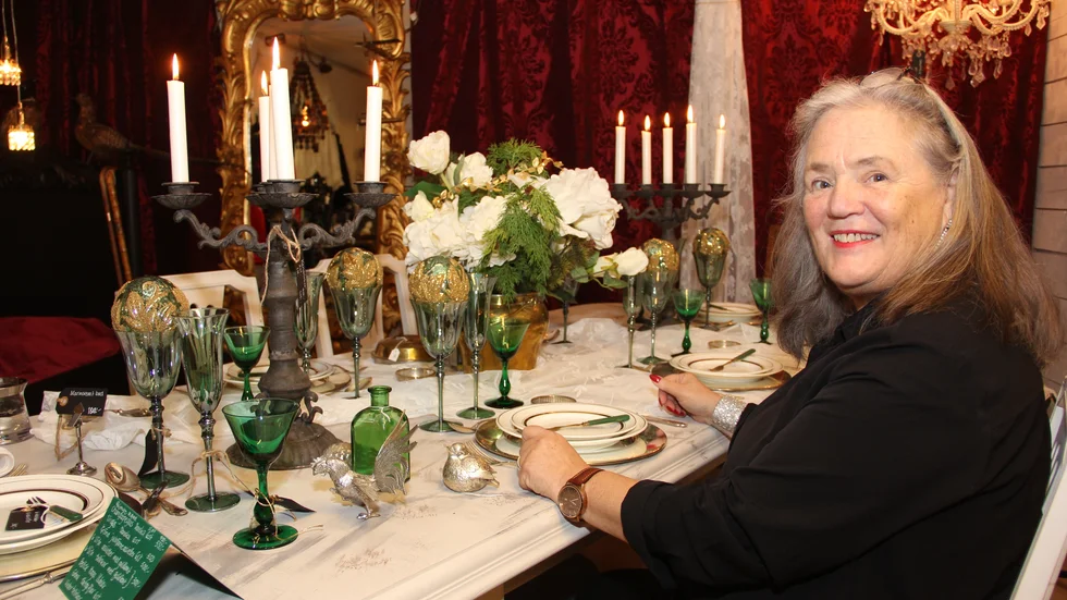 Möbelmålare Jeanette Pedersén, alias Fru Larsson, vid ett julbord som hon har dukat med begagnade saker. "Miljöerna i butiken ändras och möbleras om så fort jag säljer något, vilket kan vara lite snopet ibland om någon möbel säljs väldigt snabbt. Å andra sidan gillar kunderna att det ofta finns något nytt att kolla på."