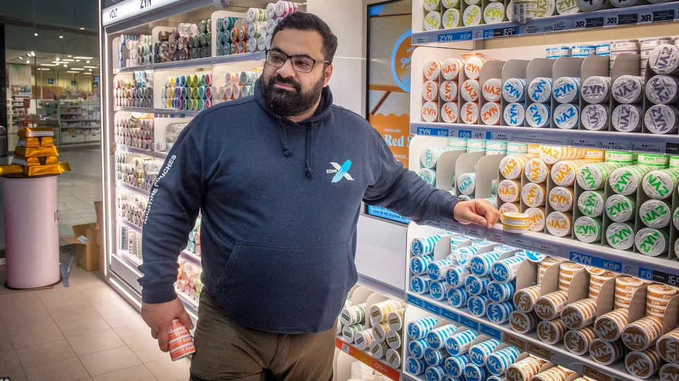 "Jag tror att det skulle påverka ganska mycket ekonomiskt, men jag tror inte vi skulle få färre kunder", säger Karrar Shannan, butikschef för Snushandel, om det förslag som under helgen väckte ramaskri bland många svenska snusare. På måndagen kom nya bud.