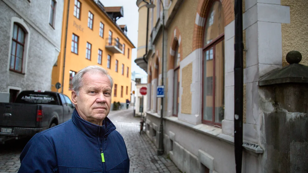 Tino Goetze stämmer Fastighetsbyrån på Gotland efter att ett köpebrev adresserat till fastighetsmagnatens bank försvunnit i posten. 