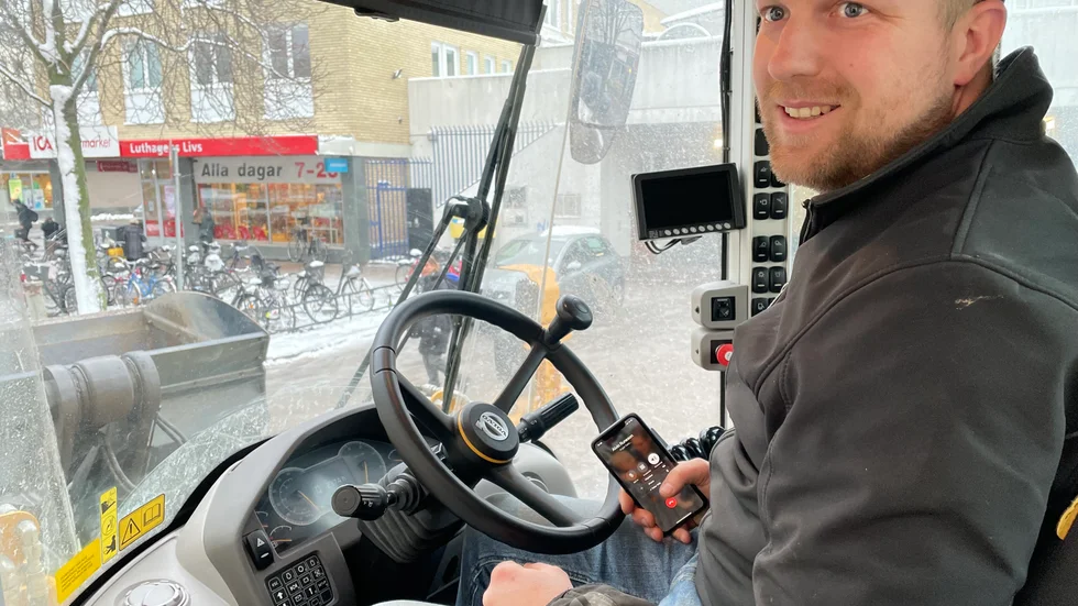 Robin Törnqvist har arbetat med plogning i 13 år. I söndags kallades han in av Uppsala kommun och jobbade hela natten.