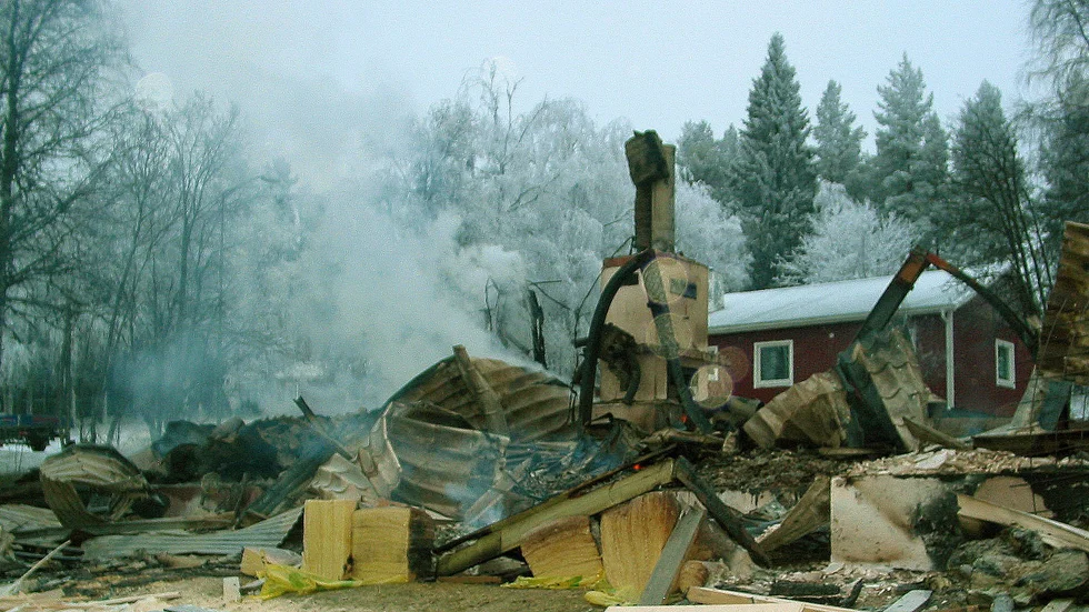 SOS Alarm larmades vid 22.30-tiden på måndagskvällen till en villa på Bergsgatan i Arvidsjaur. Byggnaden gick inte att rädda och fick brinna ner under kontrollerade former.