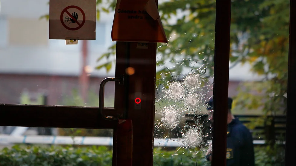 Fem skotthål kunde konstateras i glaset. Nu har en 18-årig Eskilstunabo dömts till grovt vapenbrott för gärningen.