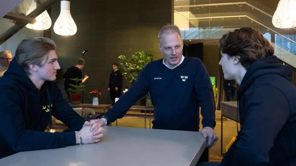 Magnus Hävelid (mitten) gör sitt första JVM som förbundskapten. Här med backen Calle Odelius (vänster) och forwarden Liam Öhgren (höger). Arkivbild.