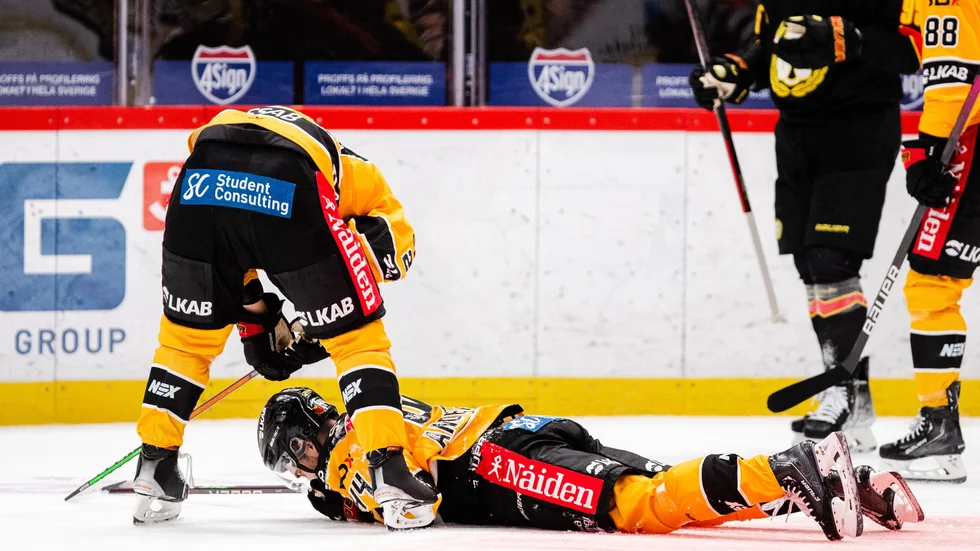 Jonathan Andersson ligger kvar efter tacklingen av Oscar Eklind.
