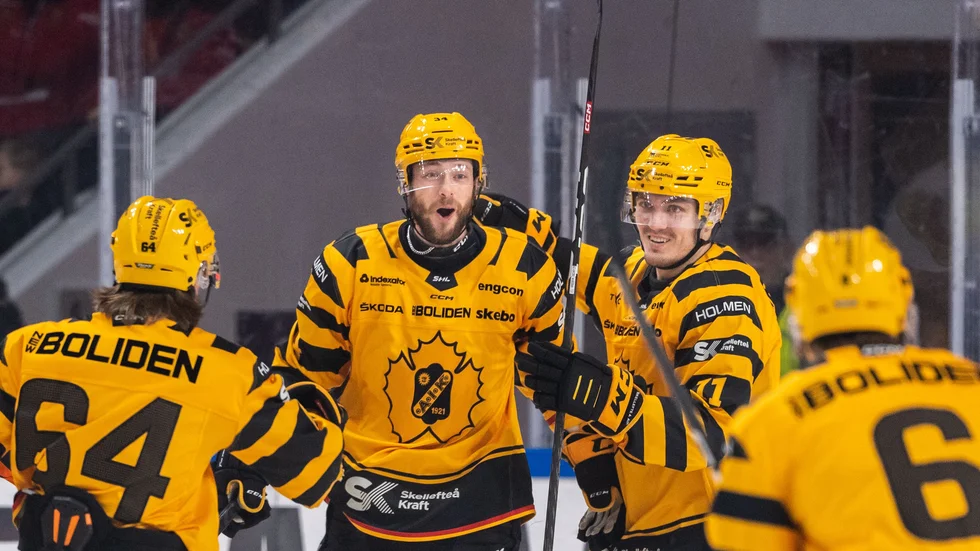 Tom Kühnhackl, mitten, jublar efter sitt ledningsmål i Luleå på fredagskvällen.
