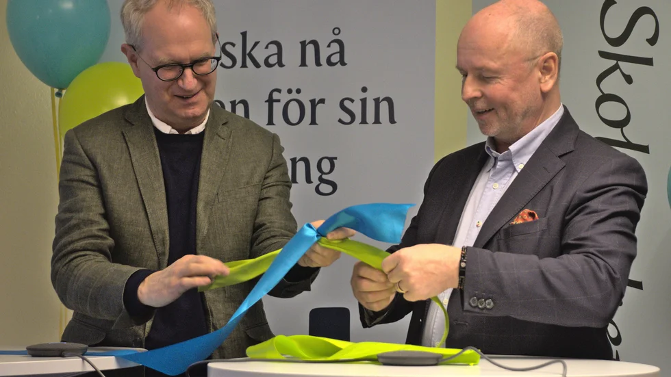 Fredrik Malmberg och Kjell Hedvall binder ihop band i samband med att Skolverket flyttar in i SPSM:s lokaler i Luleå.