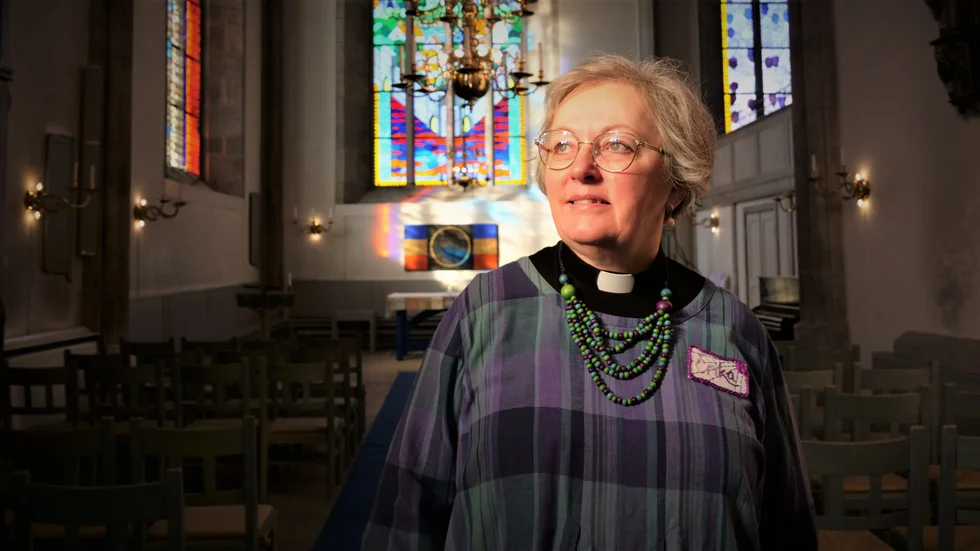 Erika Cyrillus, präst och komminister i Boglösa och Veckholms församlingar, broderar Jona bok och ställer nu ut i Uppsala domkyrka.