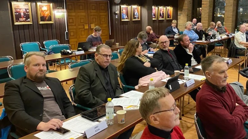 SD:s sex närvarande ledamöter avstod samtliga från att rösta om budgeten för 2023. Längst till vänster partiets gruppledare Jimmy Rödin. Framför två av KD:s ledamöter i fullmäktige.