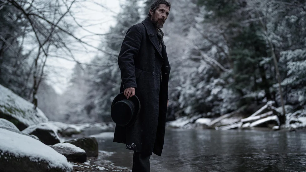 Mordutredaren Augustus Landor (Christian Bale) får hjälp av författaren Edgar Allan Poe (Harry Melling) i "The pale blue eye".