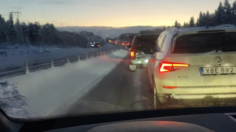 Läsaren Anton Holm har hört av sig och skriver till Norran att han stått still på E4 i 20 minuter.