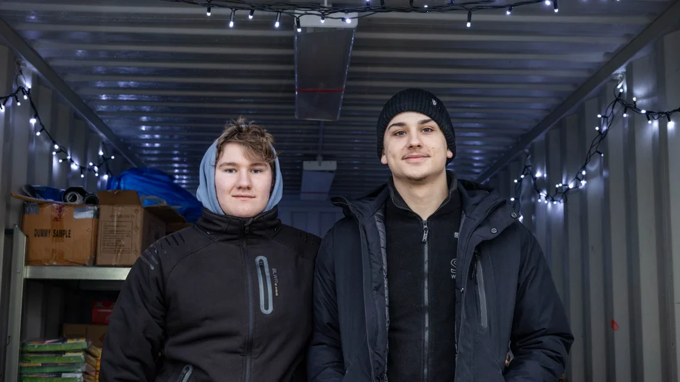 Jimmy Intzes och Patrick Hopkins förklarar att de ska hänga med tjejerna och kompisar hemma hos någon i Rasbo.