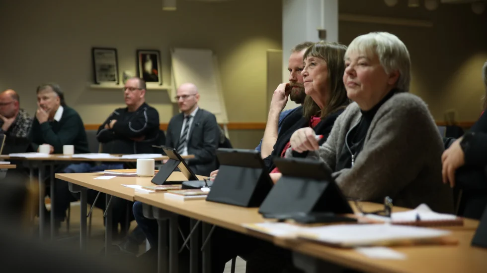 "Jag tycker inte att SD har i en krisledningsnämnd att göra. Jag ser det här partiet som en säkerhetsrisk", säger Erik Andersson (V) från talarstolen. "Vår ersättare i krisledningsnämnden är ju säkerhetsklassad exempelvis, så det faller på sin egen orimlighet", besvarar Christian Nordin Olsson (SD) kritiken efter mötet.