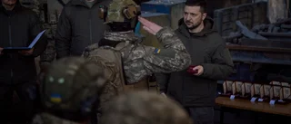 Zelenskyj hedrar soldater vid frontens Bachmut