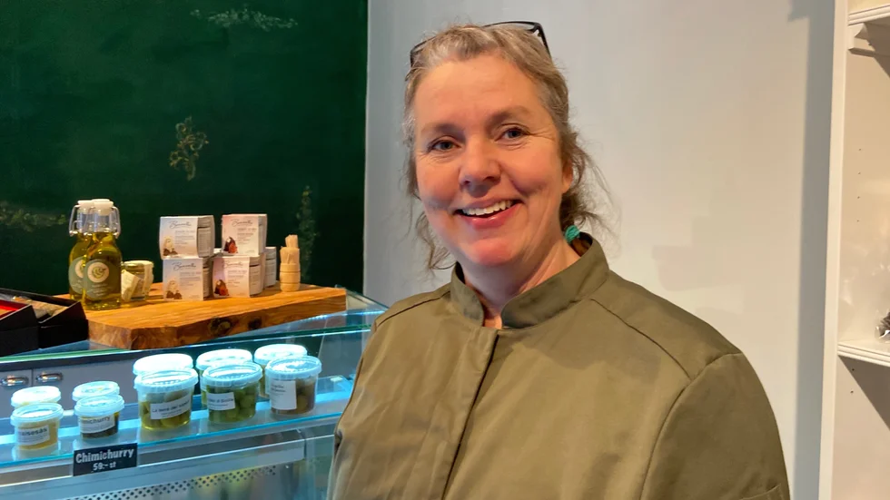"Det är många kunder som kommit, fast jag inte annonserat", säger Anneli Wallin som öppnat charkbutik i Trosa centrum.     