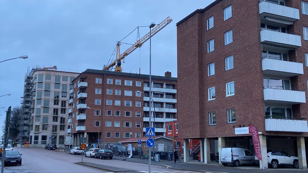 Vid 14-tiden under torsdagen slogs elen ut i stora delar av Eskilstuna. Så här såg det ut bland husen vid Slottsskolan.