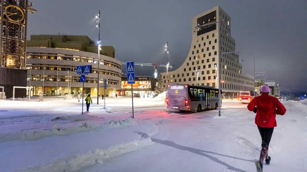 Problem med läckande tak i nya centrum, mögel i Raketskolan och höga hyror i nybyggda hus får skribenten att misströsta om sin framtid i Kiruna.