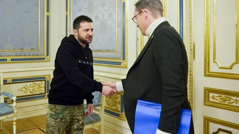 Sveriges utrikesminister Tobias Billström (M) hälsar på Ukrainas president Volodymyr Zelenskyj i Kiev.