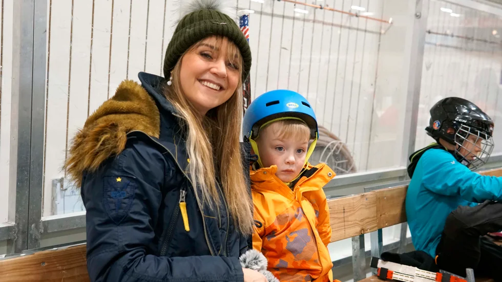 Sara och Noa Nord var på plats i ishallen för att njuta av lite skridskoåkning. Här sitter de och samlar kraft inför nästa åk. "Det är första gången för Noa", säger mamma Sara. "Jag var här och åkte som barn, men det är första gången sedan jag själv blev mamma."