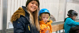 Lovlediga barn och vuxna snörde på sig skridskorna