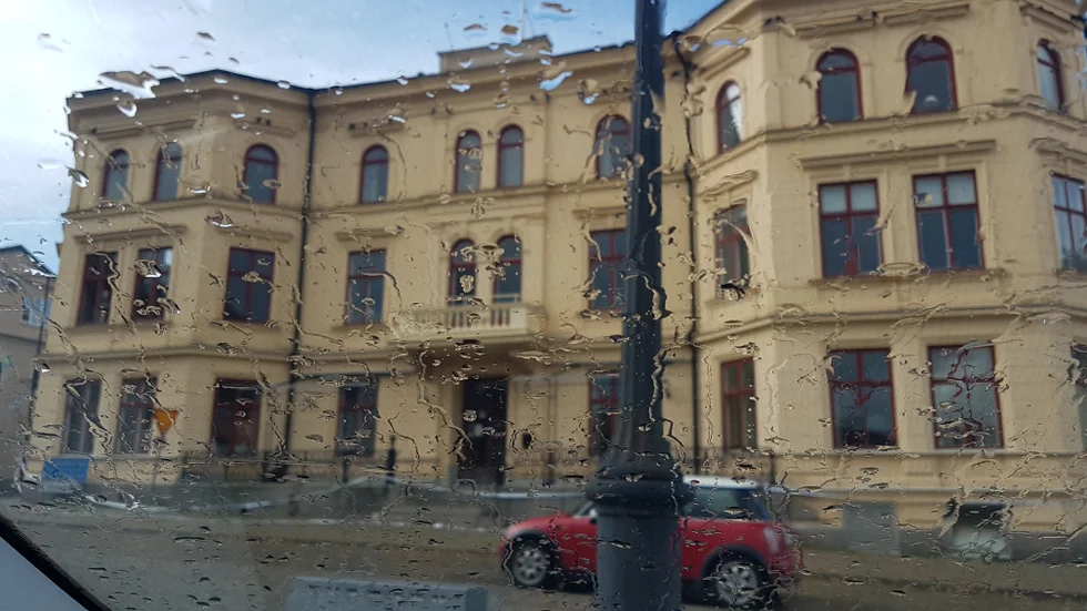Skänninge statt såldes på exekutiv auktion i januari. En entreprenör fick igång uthyrningen i somras. I september gjordes en polisrazzia där flera personer greps misstänkta för brott. Ägaren till fastighetsbolaget sitter fortfarande häktad, bland annat för narkotikabrott.