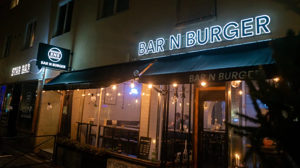 Bar n burger håller öppet som vanligt men får inte servera alkohol.