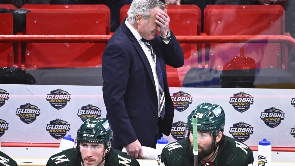 Minnesotas tränare Dean Evason tog sig för pannan under ishockeymatchen i NHL Global Series Sweden tidigare i november mellan Toronto Maple Leafs och Minnesota Wild i Avicii Arena. Klubben har nu meddelat att Evason fått sparken.