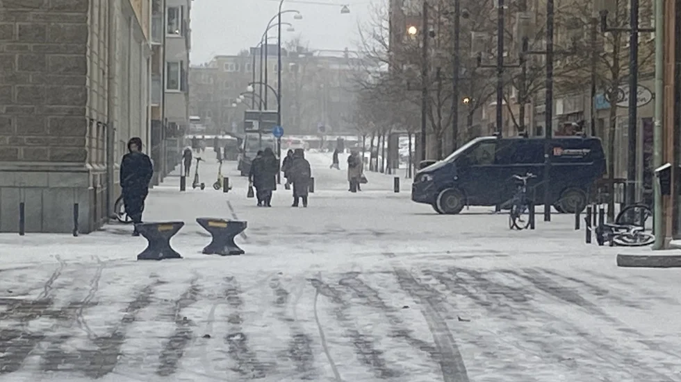 Bistert vinterväder med snö och blåst i centrala Eskilstuna.