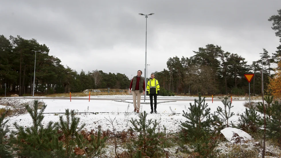 När Region Gotland byggde cirkulationsplatsen utanför Ica Maxi Arena lämnades avfarten ut mot Toftavägen. Nu planeras den nya Sandhedsvägen förbinda hela området söderut. Johan Eriksson, kommunikatör på samhällsbyggnadsförvaltningen, och Jonathan Berényi, trafikingenjör, pekar på en rad fördelar.