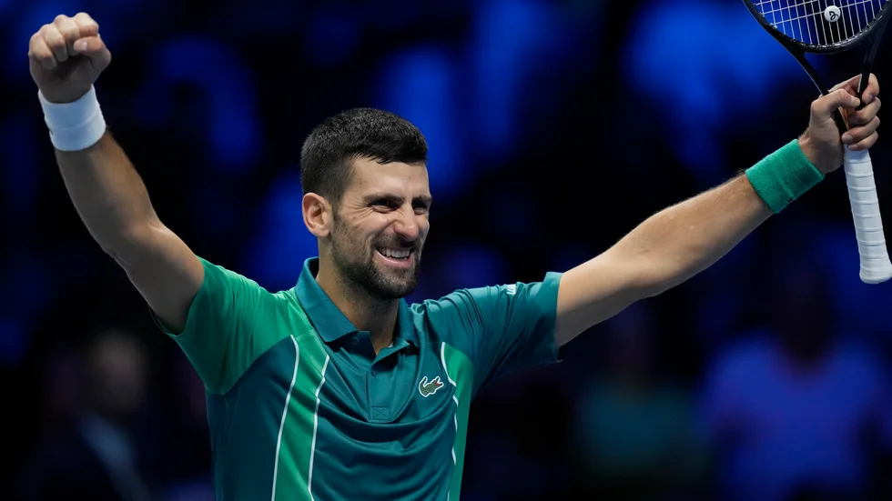 Världsettan Novak Djokovic sträcker armarna i luften efter segern i finalen av ATP-slutspelet.
