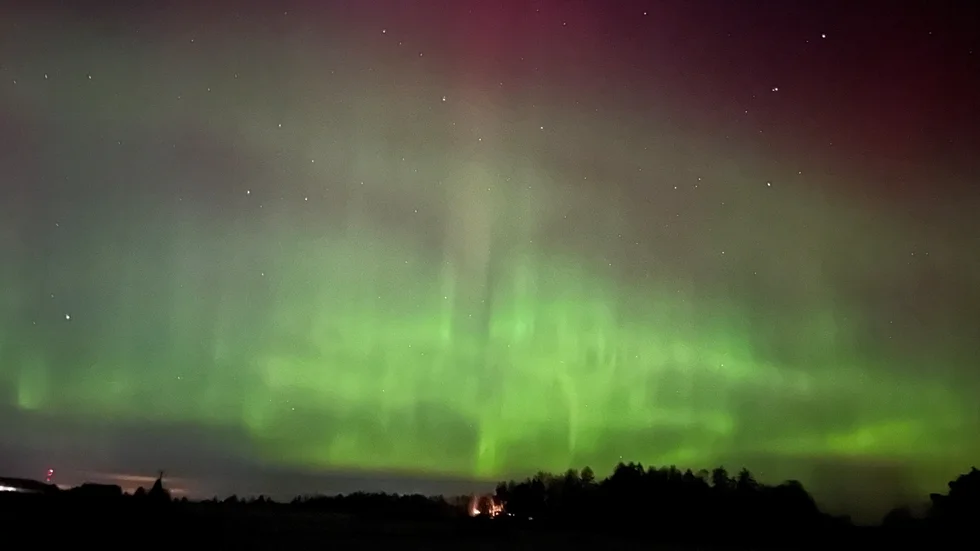 Norrsken över Laggaslätten, sydost om Uppsala, vid midnatt.