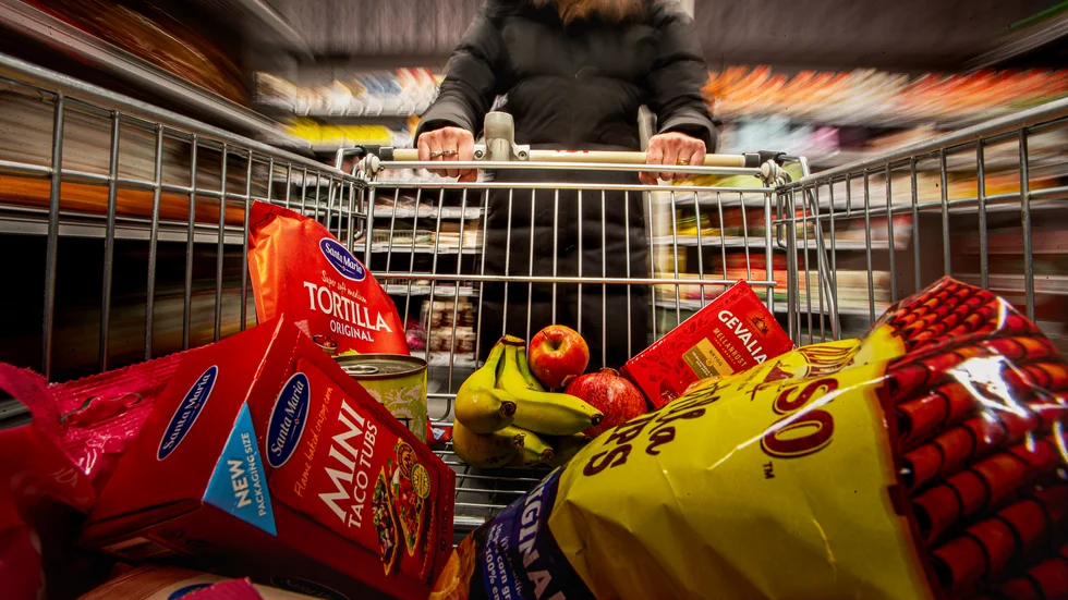 Det är konsumenterna som tar smällen när matjättarnas vinster ökar, enligt skribenten.