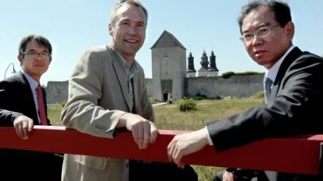 spännande. Lars Thomsson med sina nya kompisar Choi Jong Uk och Yoon Hean Joo.