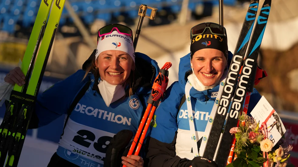 Justine Braisaz-Bouchet och Julia Simon. Arkivbild.