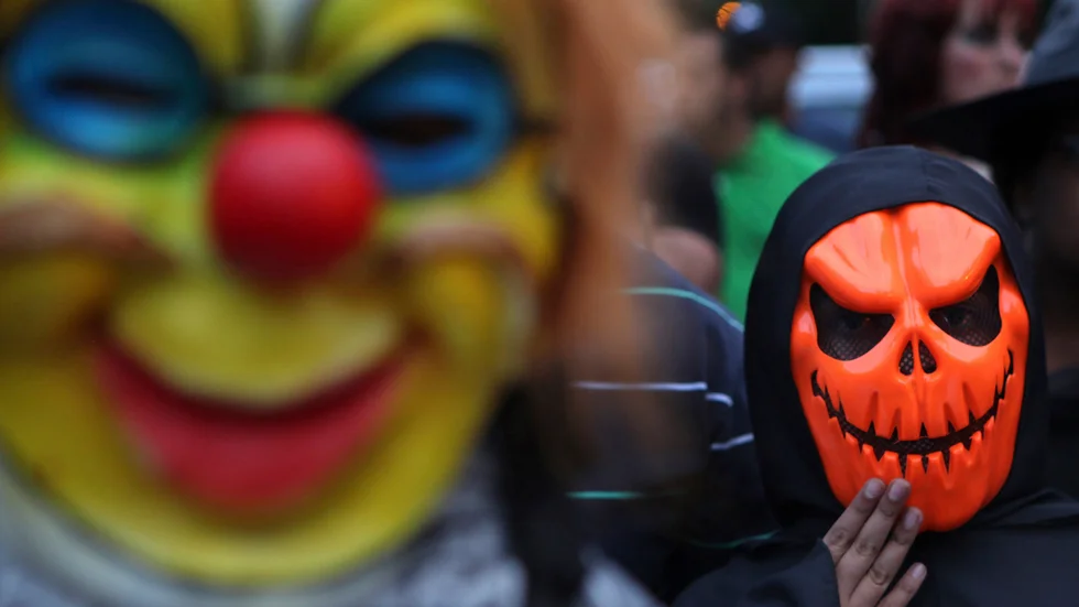 Halloween är en tid på året då många klär ut sig, särskilt unga.