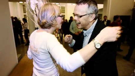 Gemensamt. Åke Svensson hälsade Sofia Wollmann välkommen till de nya lokalerna i Donnerska huset. I det här huset hoppas han att man ska hitta gemensamma lösningar på problemen.