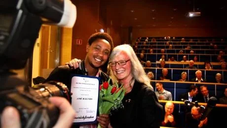 Stipendiat. 2008 kom Aimé Rukundo till Gotland. Nu läser han barn- och fritidsprogrammet på gymnasiet. Men Aimé har även arbetat inom äldreomsorgen, där han blivit mycket uppskattad. För det belönades han i går med Emerich Roths stipendium  och fick diplom och blommor av Kerstin Blomberg.Foto: Henrik Radhe